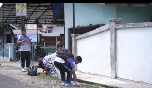 Sebanyak 950 Pelajar dan Guru SMA Panca Setya Sintang Pungut Sampah di Kompleks Pasar Inpres